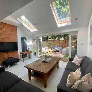 https://palm-lodge-art-deco-home-bournemouth-sleeps-8-10.bournemouth-hotels.org